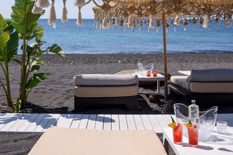 Perivolos Beach: Sun-Bed Experience FortyOne Bar Restaurant - Service, music, and the pace of the day