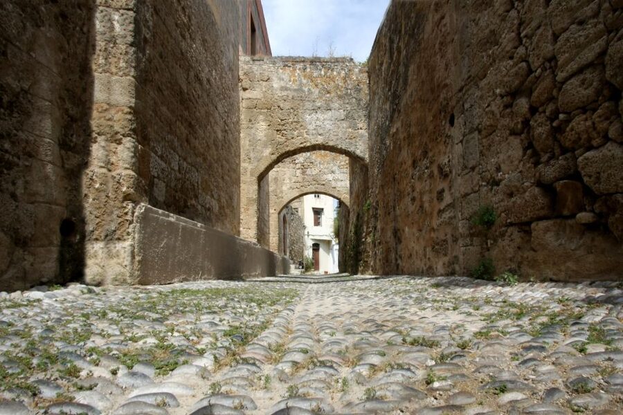 Rhodes: Palace of Grand Master Ticket & Rhodes SG audio tour - Arriving through Rhodes Old Town