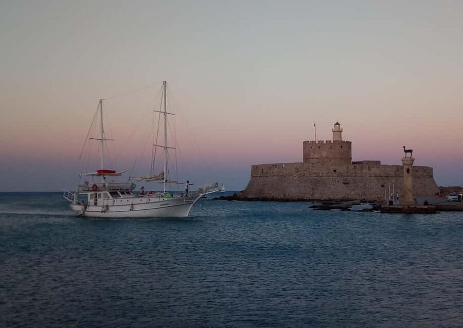 Rhodes: Sunset Cruise w/ Gourmet Buffet, Drinks & Live Music - Finding the sunset at sea
