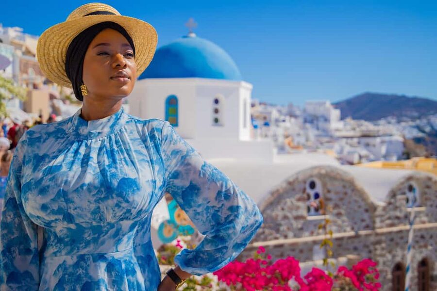 Santorini: 40-Minute Oia Photoshoot - Should You Book the Oia Photoshoot?