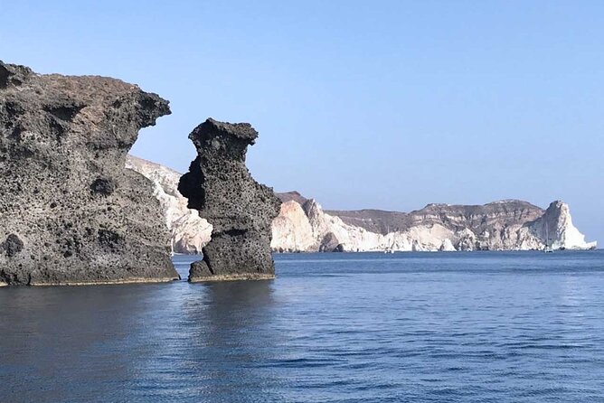 Santorini Catamaran Cruise with Greek Meal, Open-Bar and Sunset - The sunset version and its tradeoffs