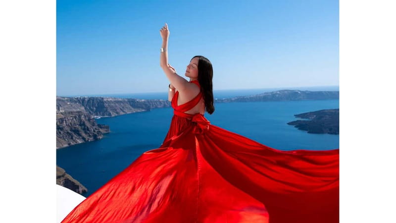 Santorini: Flying Dress Photoshoot with Edited Photos - Key points at a glance