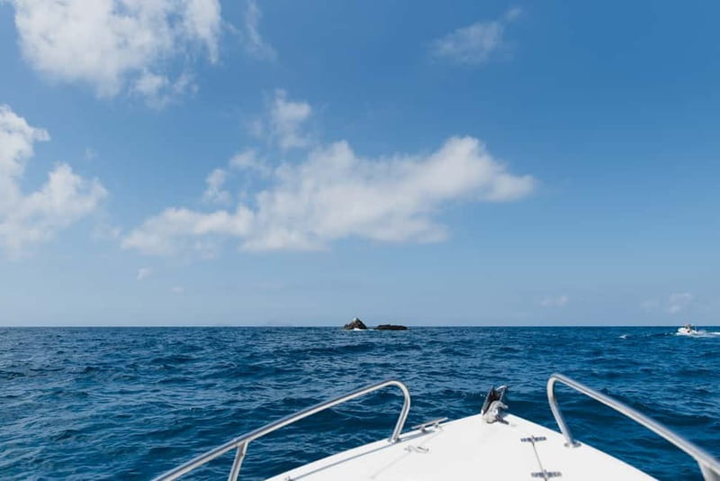 Santorini: License-Free Boat Rental with Ice, Water, & Fruit - Practical details that affect your day