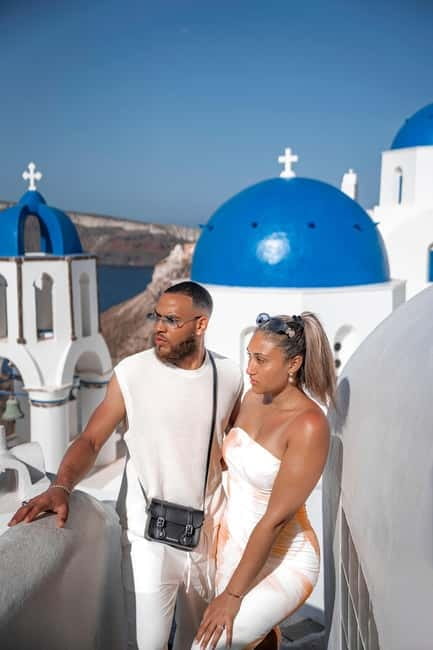 Santorini: Oia Private Couple Photoshoot with 35 Photos - Walking through Oia’s whitewashed lanes