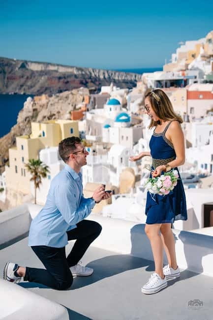 Santorini: Oia Private Couple Photoshoot with 35 Photos - The Blue Domes and Aegean Sea views