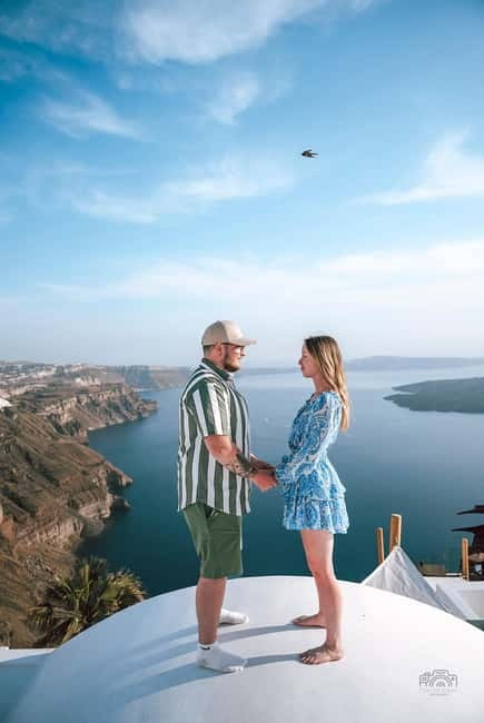 Santorini: Oia Private Couple Photoshoot with 35 Photos - What Marios adds beyond a camera