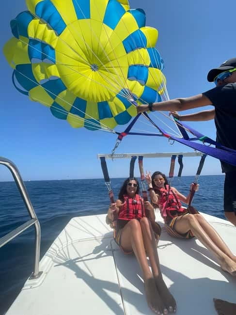 Santorini: Parasailing ExperiencePerissa,Perivolos,St.George - The safety briefing and boat launch