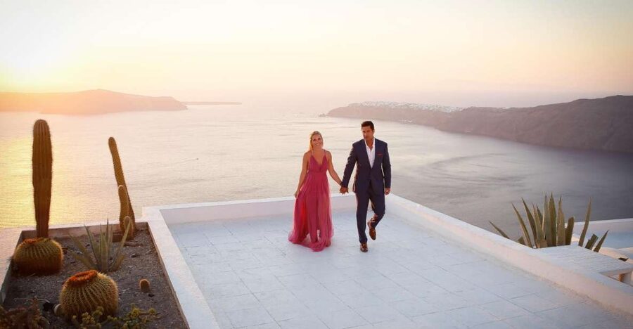 Santorini: Photo Shoot with a Private Vacation Photographer - Light, crowds, and the best time to go