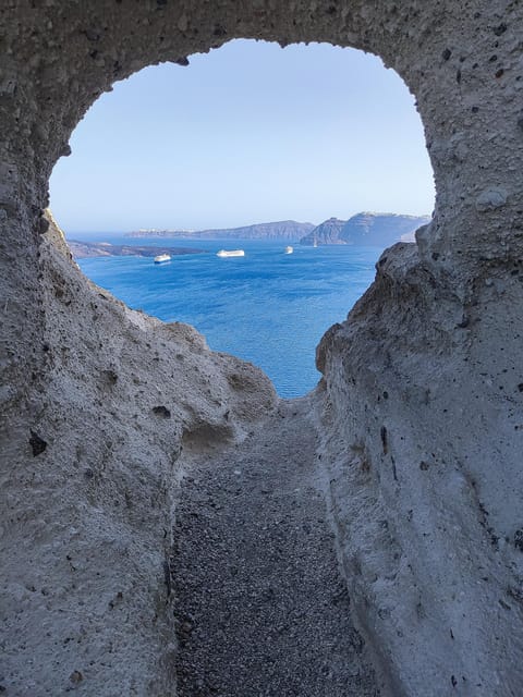 Santorini: Private Sightseeing Tour with Local Guide - Oia Castle and Ammoudi Bay: history above, harbor below