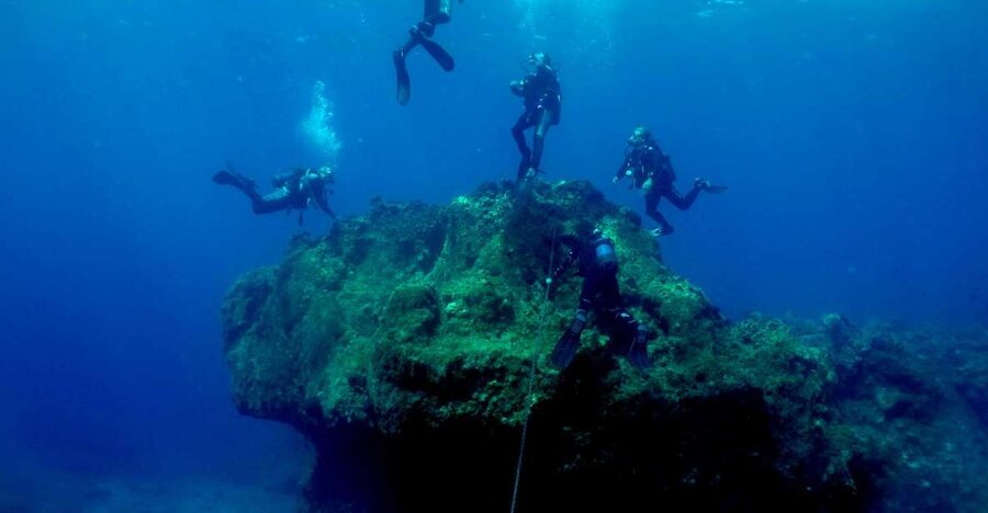 Santorini: Scuba Diving Experience for Beginners - Learning the equipment and underwater signals