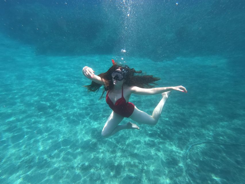 Santorini: Sea Caves Kayak Trip with Snorkeling and Picnic - Getting ready at the beach