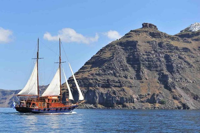 Santorini Volcanic Islands Cruise: Volcano, Hot Springs and Thirassia - The boat ride, commentary, and group size