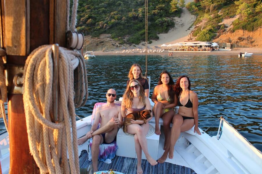 Skiathos: Boat Cruise with Dinner & Sunset Viewing - Lalaria, caves and Skiathos Castle