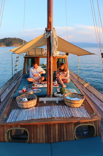 Skiathos: Boat Cruise with Dinner & Sunset Viewing - Panteleimonas, Agia Eleni and Banana